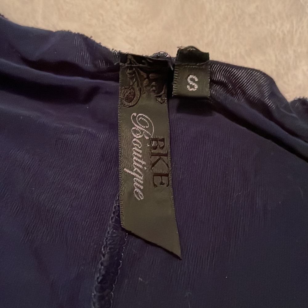 BKE Boutique Navy Blue Asymmetrical Blouse size Small - Picture 4 of 6